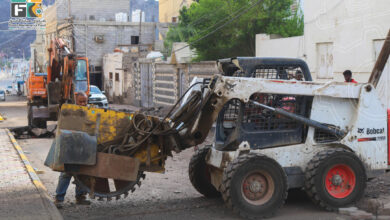 صورة إثر إنفجار أنبوب للمياه..  بدء أعمال صيانة مدخل قصر المعاشيق  بالعاصمة عدن