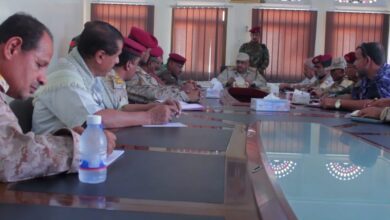 صورة اللواء التميمي يلتقي بقادة الألوية والوحدات العسكرية وقادة الأجهزة الأمنية بساحل حضرموت 
