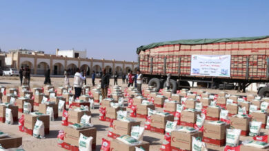 صورة شبوة.. الهلال الإماراتي يوزع مساعدات غذائية في عتق