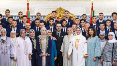 صورة الملك محمد السادس يستقبل أفراد المنتخب المغربي ويمنحهم أوسمة ملكية