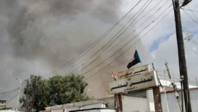 صورة اندلاع حريق في المجلس المحلي لمديرية الشيخ عثمان