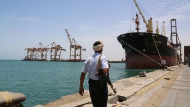 صورة الحوثيون يرغمون التجار على الاستيراد عبر ميناء الحديدة اليمنية