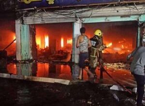 صورة حريق هائل يلتهم محل مفروشات بكريتر ويتسبب بسقوط ضحايا