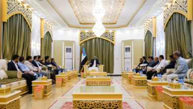صورة الرئيس الزُبيدي يلتقي باللجنة الخاصة بالإعداد لهيكلة المجلس الانتقالي الجنوبي