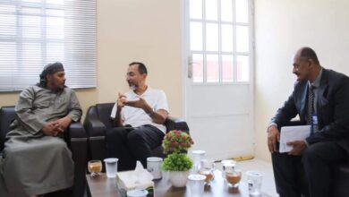 صورة المحافظ الثقلي يناقش مع مستشار مؤسسة خليفة جهود المؤسسة الداعمة للمحافظة