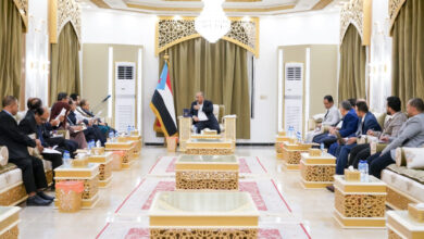 صورة الرئيس الزُبيدي يعقد لقاءً مشتركًا بفريق الحوار الوطني ورؤساء عدد من المكونات السياسية الجنوبية