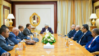 صورة الرئيس الزُبيدي يطّلع على سير عمل لجنة المفاوضات العسكرية