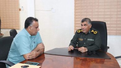 صورة العميد المنهالي يناقش مع مدير عام أرياف المكلا سبل تعزيز الوضع الأمني بالمديرية