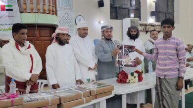 صورة محافظ سقطرى  يكرم الفائزين بمسابقة حفظ القرآن الكريم بدعم مؤسسة خليفة للأعمال الإنسانية