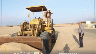 صورة جهود متواصلة لإزالة الرمال من خط  عدن المخا