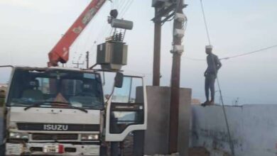 صورة كهرباء ساحل حضرموت توجه بتركيب محول جديد للكهرباء في بروم ميفع