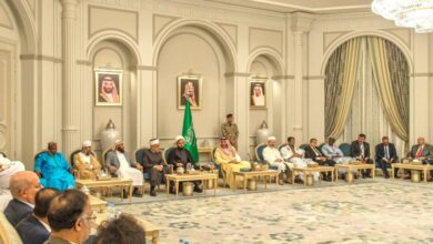 صورة الأمير فيصل بن سلمان يستقبل رؤساء بعثات الحج الرسمية من الدول العربية والإسلامية