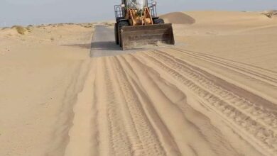 صورة إزالة الرمال المتحركة من طريق النقبة – النشيمة والطريق الساحلي في رضوم بشبوة