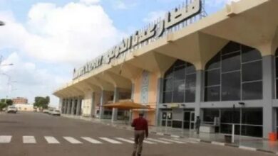 صورة القبض على مطلوب أمني ممنوع من السفر بمطار عدن