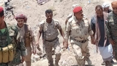 صورة في أول أيام العيد.. قائد المنطقة العسكرية الرابعة يزور الابطال المرابطين بجبهة كرش 