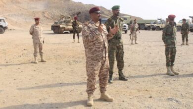 صورة قائد المنطقة العسكرية الثانية في زياره عيدية إلى الكتيبة الخاصة
