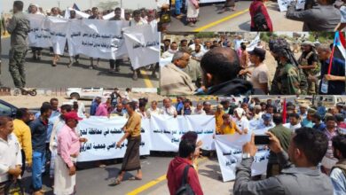صورة وقفة احتجاجية أمام مبنى محافظة لحج للمطالبة بالإفراج عن رئيس انتقالي حالمين ورفاقه