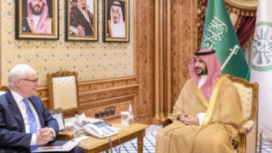 صورة وزير الدفاع السعودي يستقبل المبعوث الأمريكي لليمن