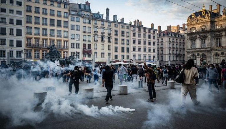 194 110505 france protests nael macron riots 700x400