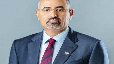 صورة الرئيس الزُبيدي يُعزَّي العميد عبدالرحمن المحرمي بوفاة عمته