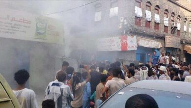 صورة حريق هائل يلتهم مطعم بسوق الكدر بمدينة كريتر
