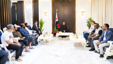 صورة الرئيس الزُبيدي يستقبل موظفي الأمم المتحدة المُفرج عنهم من أيدي تنظيم القاعدة بأبين