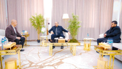 صورة الرئيس الزُبيدي يطّلع على البرامج التطويرية التي تنفذها مؤسسة الاتصالات