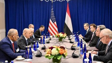 صورة الرئيس الزُبيدي يلتقي بمعية رئيس مجلس القيادة الرئاسي وزير الخارجية الأمريكي