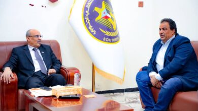 صورة رئيس الجمعية الوطنية يناقش مع الدكتور الجريري أوضاع شركة النفط بالعاصمة عدن