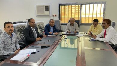 صورة اجتماع يناقش إجراءات ضبط ومنع السجائر المهربة في العاصمة عدن