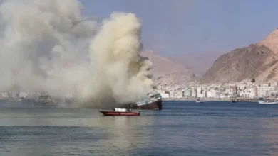 صورة إخماد حريق بإحدى السواعي الجانحة في ميناء المكلا