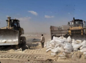 صورة إتلاف 920 كيس أرز غير صالح للاستهلاك في عدن