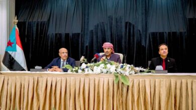 صورة الرئيس الزُبيدي يحيي الحضور اللافت لأبناء حضرموت في إنجاح الاجتماع التأسيسي لمجلس العموم