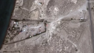 صورة الحوثي ينقل منصات صواريخ ويوزعها