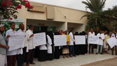 صورة موظفو وعمال مستشفى ابن خلدون ينظمون وقفة احتجاجية للمطالبة بصرف رواتبهم المتأخرة