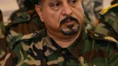 صورة رئيس الدائرة الأمنية للمجلس الانتقالي يعزي الشيخ راجح باكريت