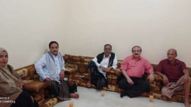 صورة السفير قاسم عسكر وعدد من أعضاء الجمعية الوطنية يزورن المناضل أبو قاسم الحدي