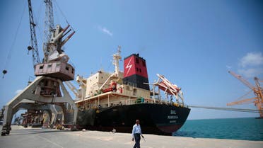 صورة تضرر سفينة تجارية جراء إصابتها بصاروخ حوثي غرب الحديدة اليمنية