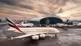 صورة مطارات دبي تعدل جدول الرحلات.. و«طيران الإمارات» تعلق سفر المغادرين