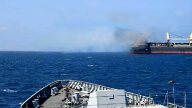 صورة استهداف سفينة على مسافة 61 ميلا بحريا من الحديدة اليمنية