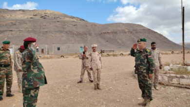 صورة أركان اللواء الأول مشاة بحري يتفقد عدد من المواقع العسكرية بسقطرى